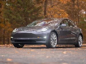 Tesla больше не продает свой самый дешевый электрокар 